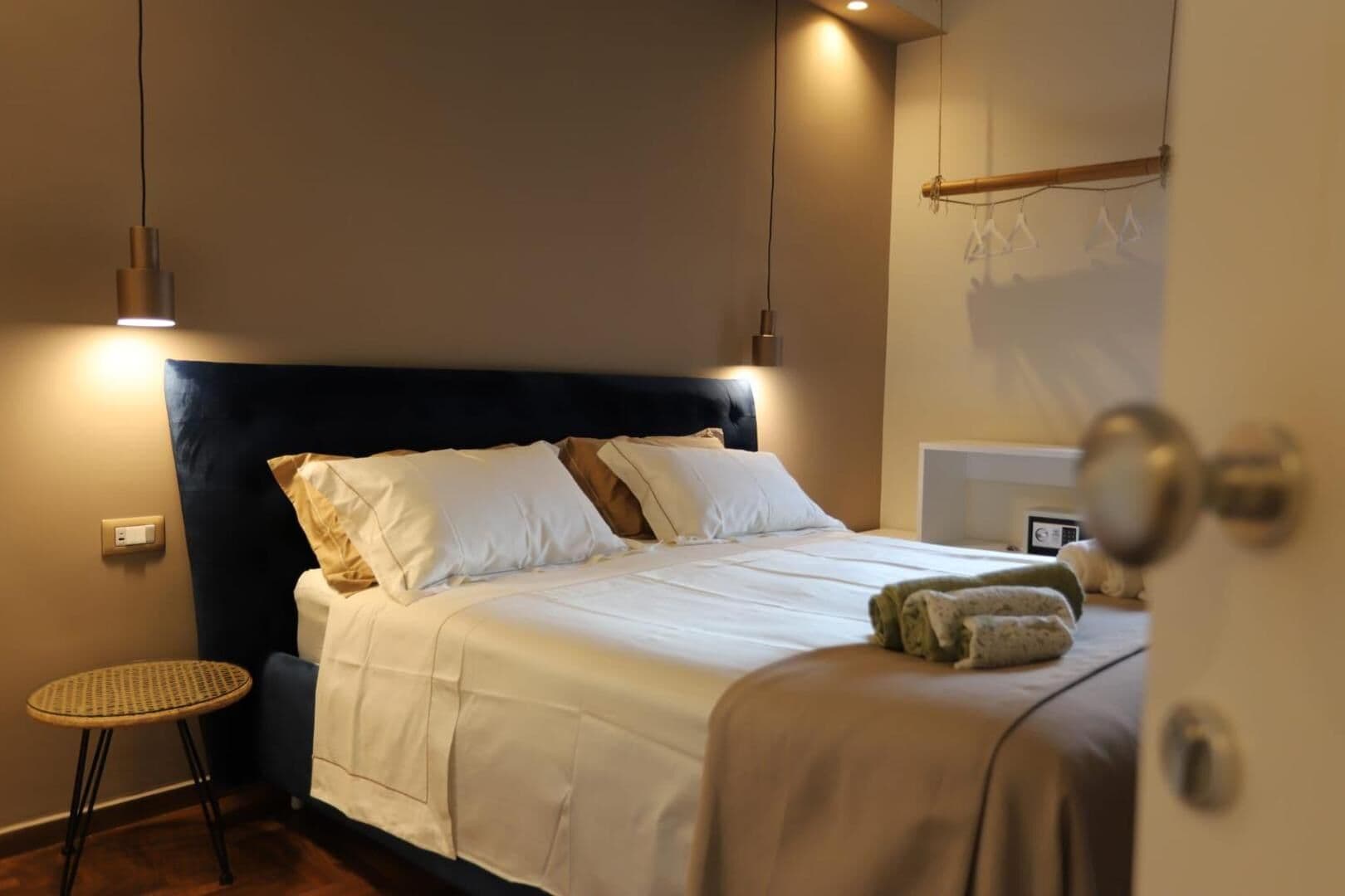 Il letto della King Superior con la biancheria bianca e beige