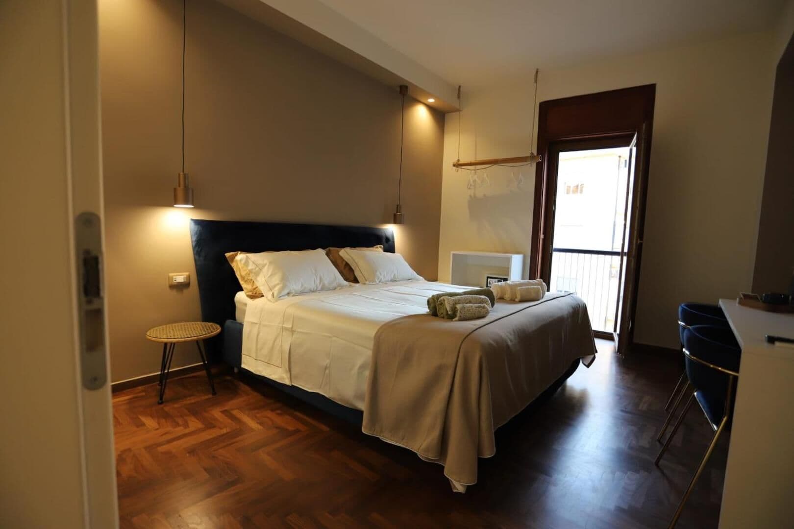 La camera King Superior: letto matrimoniale, parquet e la portafinestra sul terrazzo